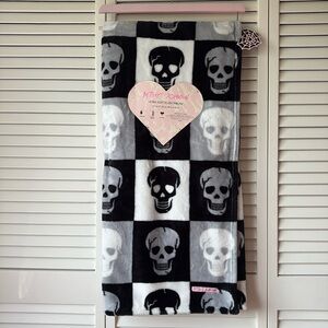 NWT Betsey Johnson Checkered Black White Skulls Ultra Soft Plush Throw